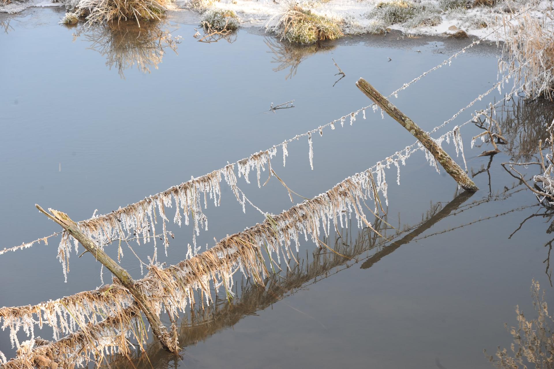 givre sur l'eau Commune de Saint Huruge